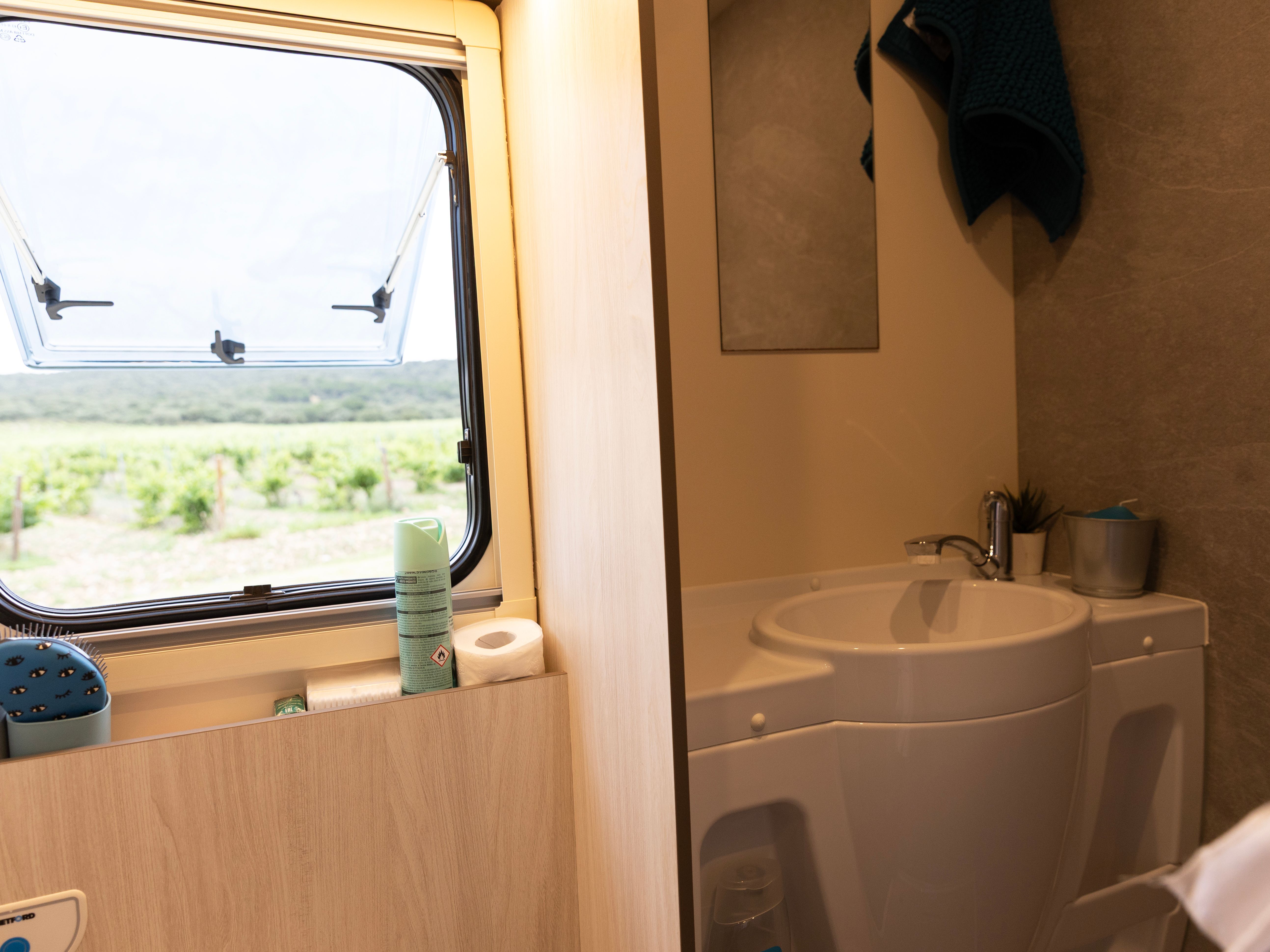 Interior de la autocaravana Olivantoro