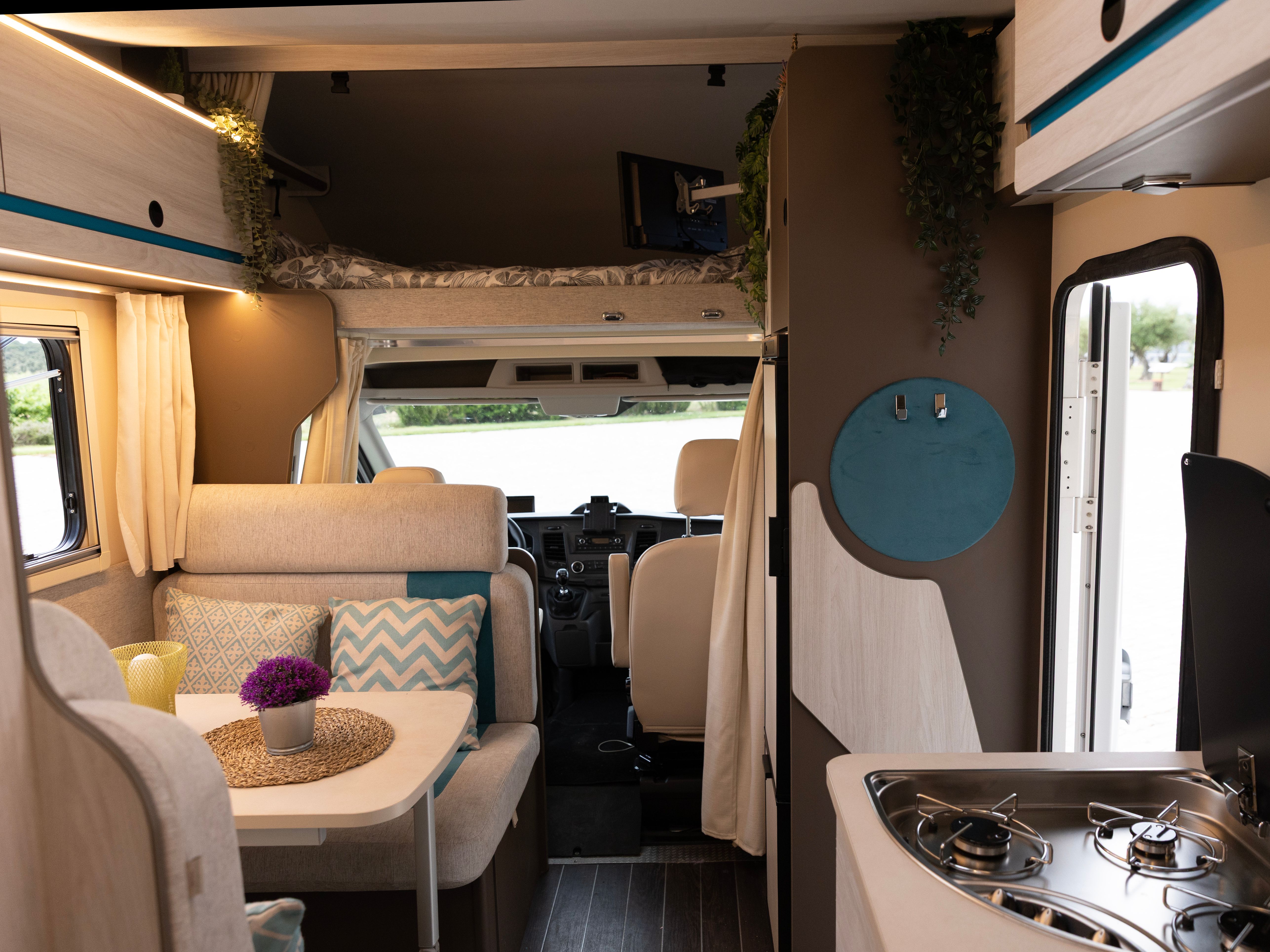 Interior de la autocaravana: zona de salón mirando hacia adelante